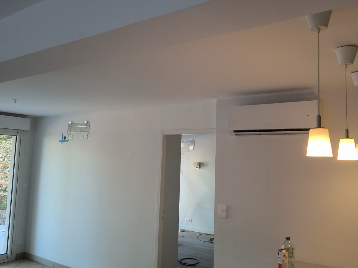 Climatisation murale installée dans un salon à Toulouse