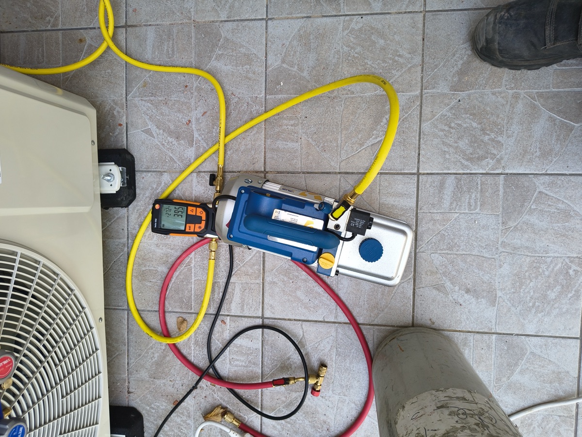 Mise en service d'une climatisation par un technicien Confort Thermique 31